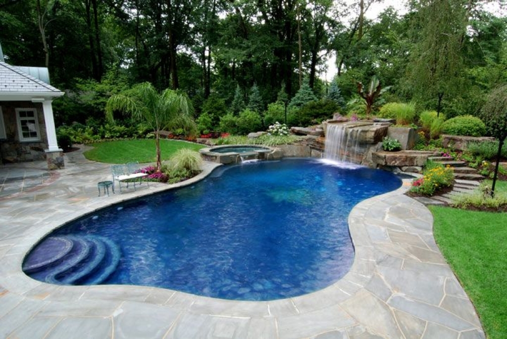 Mẫu sân vườn đẹp kết hợp với bể bơi