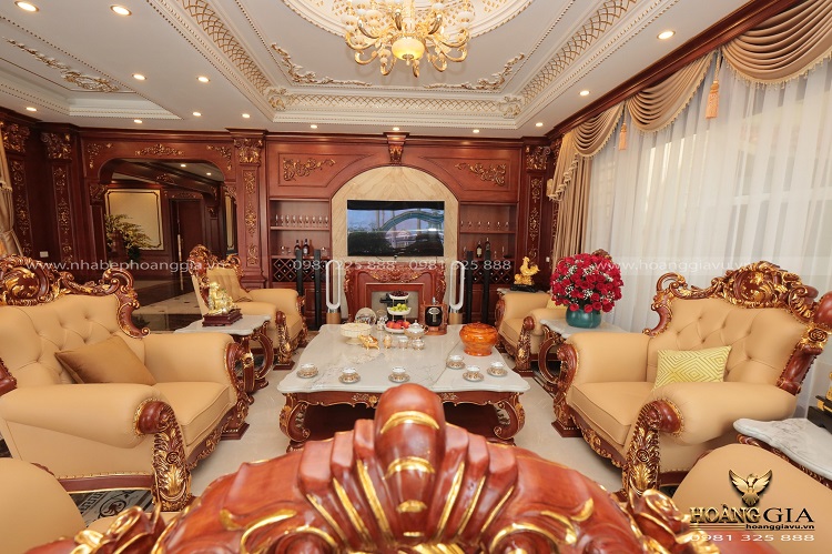 Phần khung sofa tân cổ điển Minh Châu được chạm khắc hoa văn dát vàng tinh xảo
