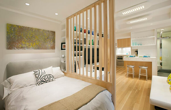 Phòng khách ngăn với giường ngủ bởi vách lam gỗ