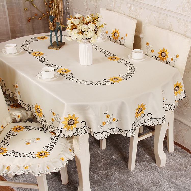 Trang trí bàn ăn bằng khăn trải bàn