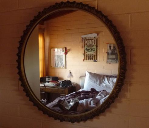 treo gương trong phòng ngủ tốt hay xấu