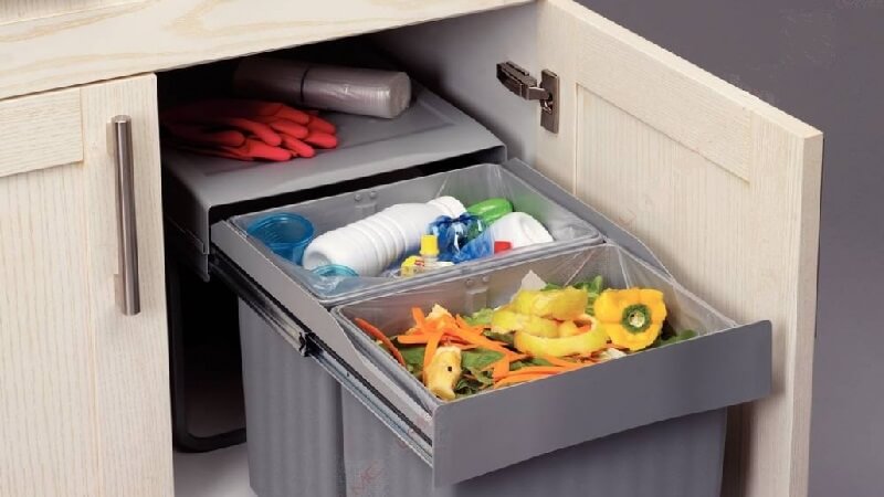 Giải đáp: Có nên để thùng rác trong tủ bếp?
